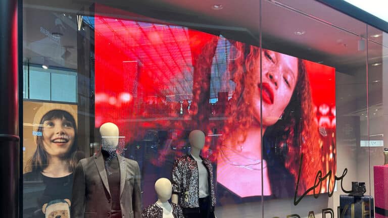 High Brightness DV-LED Video Wall in a Shop Window